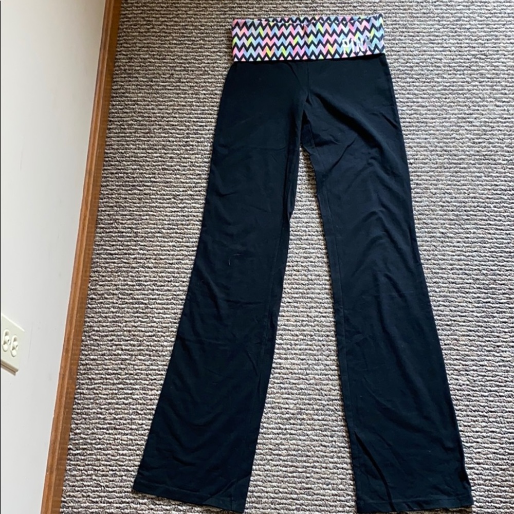 Chevron print & black ‘PINK’ yoga pants.